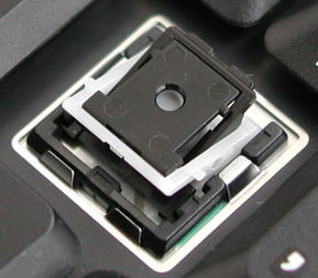 ThinkPad T30のスイッチ機構。キーのぐらつきを防ぐような粋なつくりになっている。