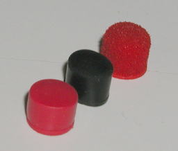 （左）旧式の赤色ゴム製キャップ、 （中）旧式の黒色ゴム製キャップ、 （右）現在使われているキャップ