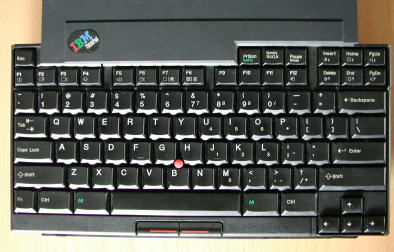 ↑バタフライキーボードの全景。キーピッチ、キー配列は600のキーボードと完全に一致する。