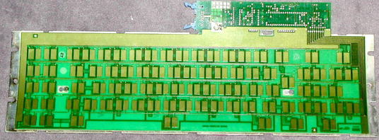 PC/XT鍵盤の電極。硬い樹脂基板上に形成されている。（横田和隆氏提供）
