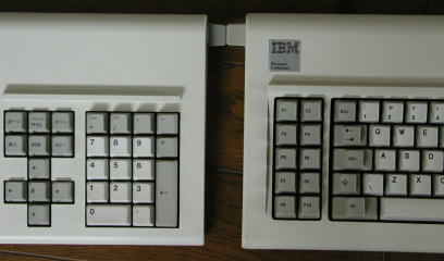 （左）本機，（右）IBM PC鍵盤