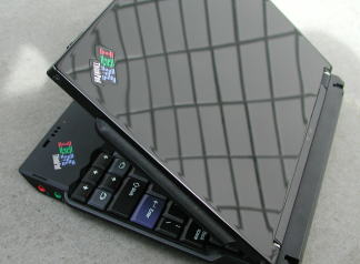 ThinkPad s30 概観。ピアノ・ブラックと呼ばれた光沢が美しい。